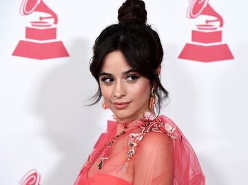 Camila Cabello usa el vestido lencero más hechizante en sesión fotográfica