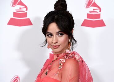 Camila Cabello usa el vestido lencero más hechizante en sesión fotográfica