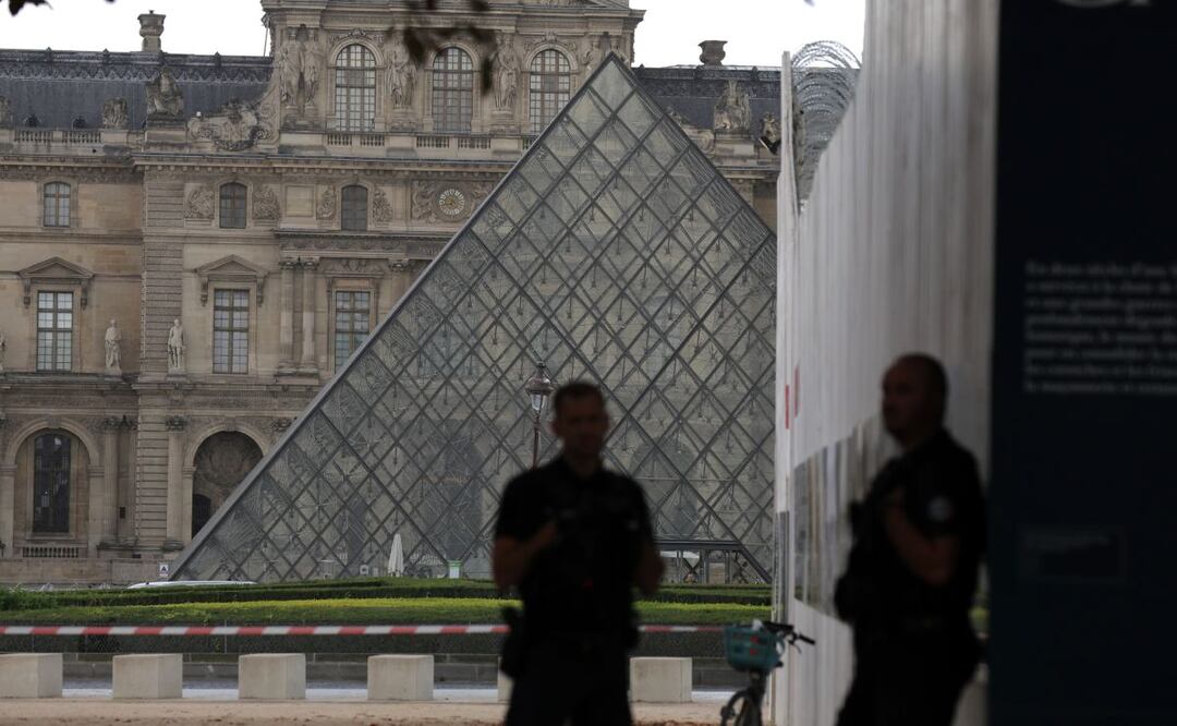 Museo Louvre y Versalles evacuados tras una denuncia de amenaza de bomba. Foto: EFE/EPA/TERESA SUAREZ