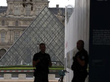 Francia: Evacúan el palacio de Versalles y el museo Louvre por amenazas de bomba