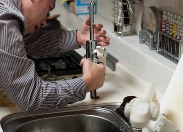 Ofrecen trabajo para plomeros mexicanos en el extranjero; pagan $45,000 al mes