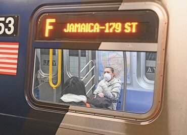 Nueva York ya no exigirá cubrebocas en los medios de transporte