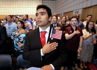 El nuevo (más largo y difícil) examen de ciudadanía de Estados Unidos