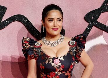 Salma Hayek se luce con traje de baño violeta en Instagram
