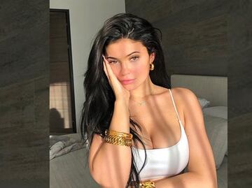 Kylie Jenner presume curvas con bikini rosa en ‘pool party’