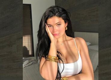 Kylie Jenner presume curvas con bikini rosa en ‘pool party’