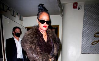 Rihanna 'roba miradas' con minivestido de texturas en West Hollywood