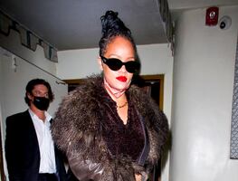 Rihanna 'roba miradas' con minivestido de texturas en West Hollywood