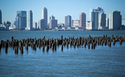 Reportan la caída de un helicóptero en el río Hudson frente a Manhattan 