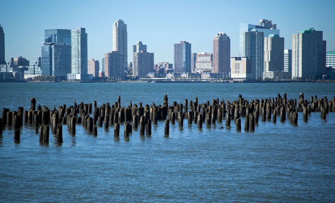 Reportan la caída de un helicóptero en el río Hudson frente a Manhattan. Foto Canva