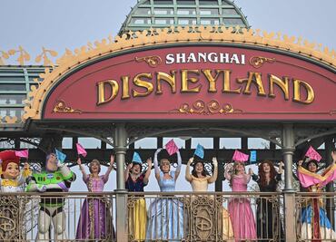 Abre Disneyland Shanghái, el primer parque del mundo de este tipo en hacerlo
