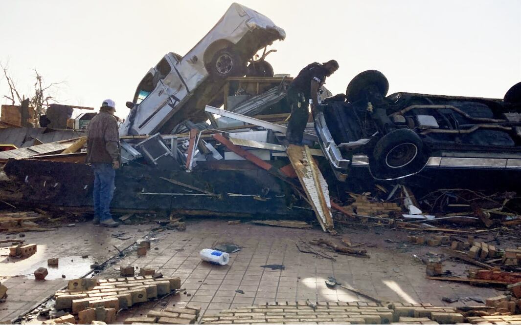 Suman 23 muertos por violentos tornados que azotaron Mississippi. Foto AP