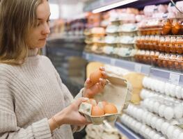 Huevo de 2 a 5 dólares por docena. ¿Por qué su precio alcanza cifras récord en Estados Unidos?