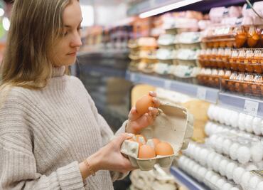 Huevo de 2 a 5 dólares por docena. ¿Por qué su precio alcanza cifras récord en Estados Unidos?