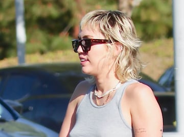 Miley Cyrus sorprende con arriesgado vestido con transparencias