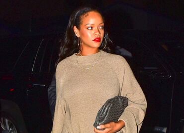 Rihanna destila glamour con vestido de raja en Santa Mónica