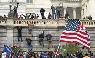 Hombre que asaltó el Capitolio celebra fiesta antes de "ir a prisión"