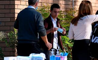 Gobernador de Florida critica a estudiantes por usar cubrebocas