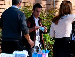 Gobernador de Florida critica a estudiantes por usar cubrebocas