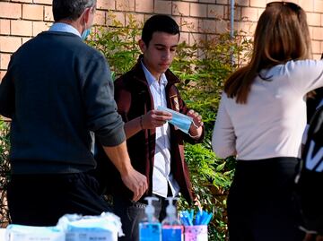 Gobernador de Florida critica a estudiantes por usar cubrebocas