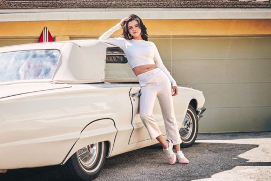 Selena Gomez conquista con sesión en crop top deportivo