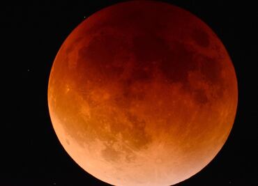 ¿Cuándo y cómo ver el eclipse lunar total y la Luna de Sangre de mayo 2022?
