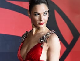 Gal Gadot presume minifalda amarilla de impacto y posa al ritmo de Rosalía