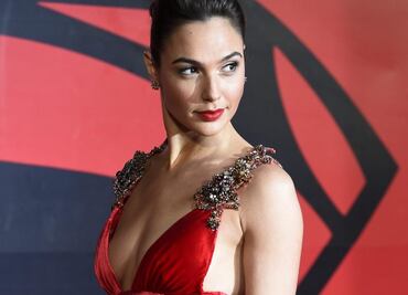 Gal Gadot presume minifalda amarilla de impacto y posa al ritmo de Rosalía