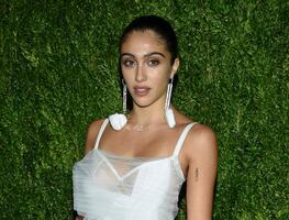 Hija de Madonna se luce en sesión con atuendo de mezclilla junto a Kali Uchis