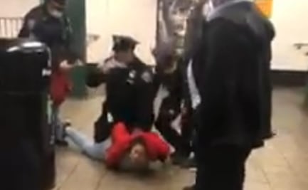 Mujer prepara demanda millonaria tras ser arrestada por usar mal el cubrebocas