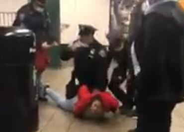 Mujer prepara demanda millonaria tras ser arrestada por usar mal el cubrebocas