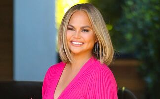 Chrissy Teigen presume figura con minifalda tras celebrar sus 36 años