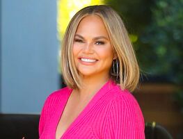 Chrissy Teigen presume figura con minifalda tras celebrar sus 36 años