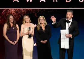 Jimmy Kimmel expone a Donald Trump en los Critics Choice: "Gracias por las cosas absurdas que hace a diario"