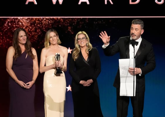 Jimmy Kimmel expone a Donald Trump en los Critics Choice: "Gracias por las cosas absurdas que hace a diario"