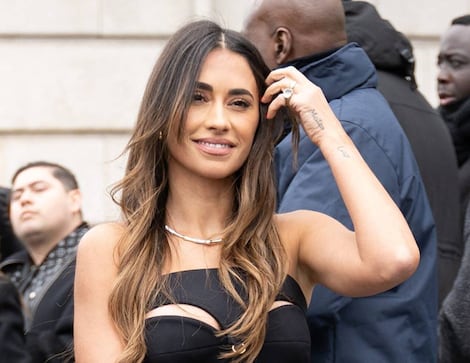 Antonela Roccuzzo destila belleza con espectacular vestido de transparencias