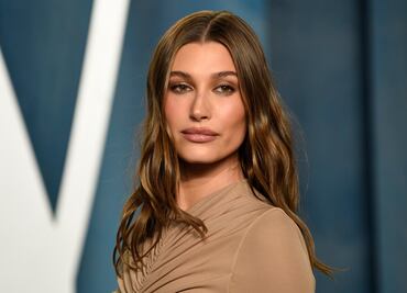 Demandan a Hailey Bieber por su marca de productos de skincare 'Rhode'