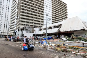 Huracán Otis paraliza el Aeropuerto de Acapulco; aerolíneas trasladarán a turistas desde Zihuatanejo