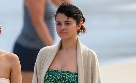 Selena Gomez conquista con bikini verde en playas de Hawái