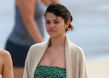 Selena Gomez conquista con bikini verde en playas de Hawái