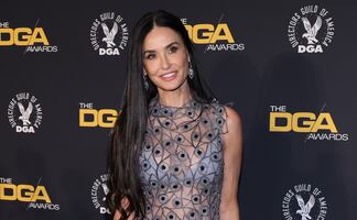 Demi Moore deja a la vista su lencería con espectacular vestido Dior transparente  