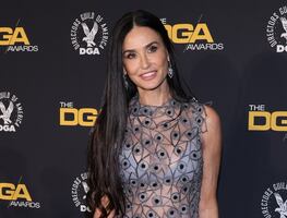 Demi Moore deja a la vista su lencería con espectacular vestido Dior transparente