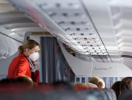 Azafata revela por qué nunca deberías beber café o té en el avión