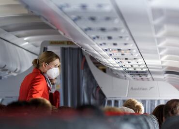 Azafata revela por qué nunca deberías beber café o té en el avión