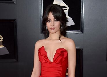 Camila Cabello luce top traslúcido ‘underboob’ en sesión fotográfica