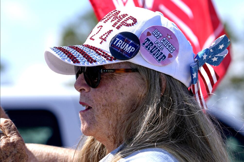 Seguidores de Trump se concentran en las inmediaciones de su residencia en Florida. AP