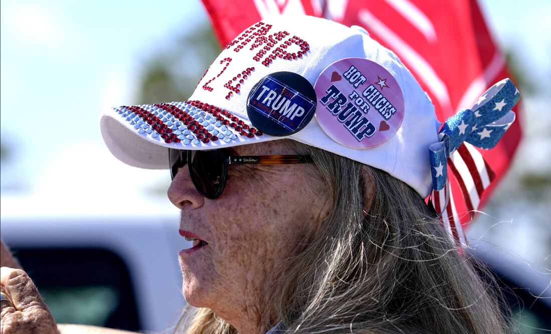Seguidores de Trump se concentran en las inmediaciones de su residencia en Florida. AP