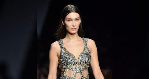 Bella Hadid estiliza su figura con vestidos de corsé y gemas