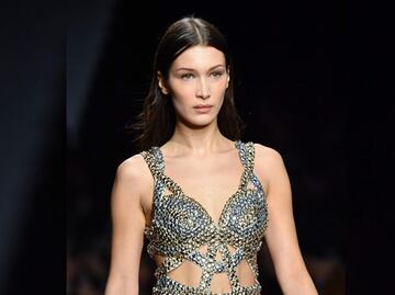 Bella Hadid estiliza su figura con vestidos de corsé y gemas