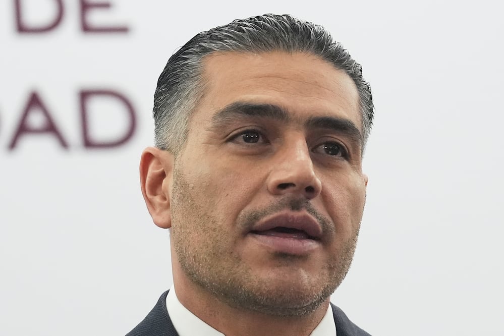 “Las mujeres mueren por él”. Quieren a Omar García Harfuch en ‘La Casa de los famosos’. (AP Photo/Marco Ugarte)